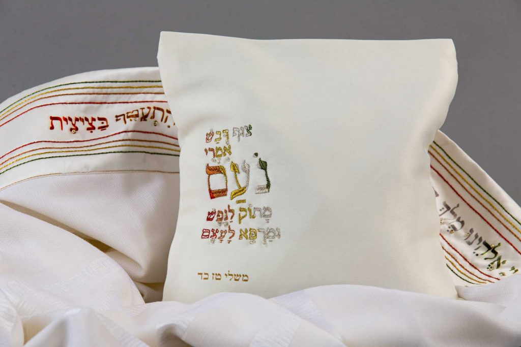 A set for a bar mitzvah, bags for tallit and tefillin and a tallit designed accordingly, in the embroidery of the name of the bar mitzvah groom from a verse in the book "Mishley"
A unique embroidery technique for the studio in Lorex threads that replaces color with letters
(2020)