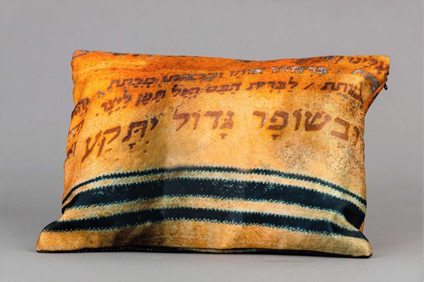 ⁦"וּבְשׁוֹפָר גָּדוֹל יִתָּקַע" - מערכת תיקים לטלית ותפילין⁩ – תמונה ⁦3⁩