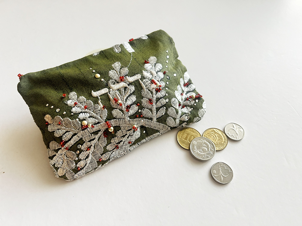 "פַּֽעֲמֹן זָהָב וְרִמּוֹן עַל שׁוּלֵי הַמְּעִיל סָבִֽיב" – תיק משי לטלית וארנק צדקה מעוטר רקמת חרוזים ורימוני זהב – תמונה 6