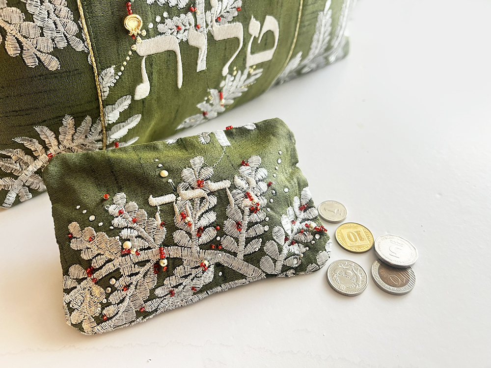 "פַּֽעֲמֹן זָהָב וְרִמּוֹן עַל שׁוּלֵי הַמְּעִיל סָבִֽיב" – תיק משי לטלית וארנק צדקה מעוטר רקמת חרוזים ורימוני זהב – תמונה 7