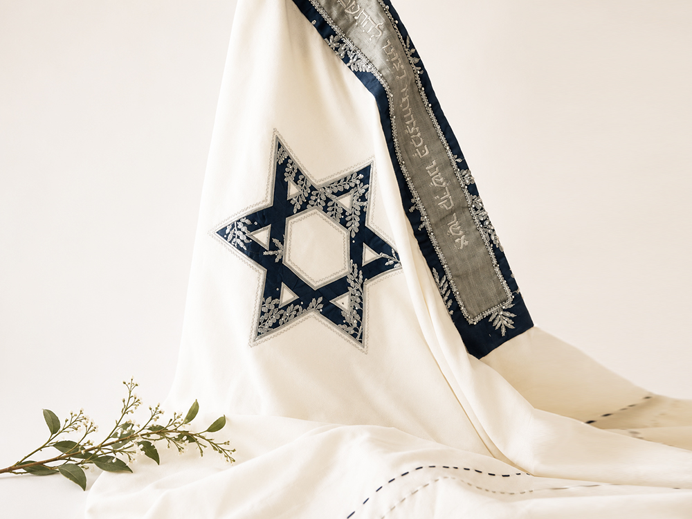 "וְנָתְנוּ עַל צִיצִת הַכָּנָף פְּתִיל תְּכֵלֶת" – טלית בעטרת בד משי כחול וכסף, מעוטרת במגן דוד, רקמת עלים, חרוזי כסף, אבני סברובסקי ואבנים טובות – תמונה 6