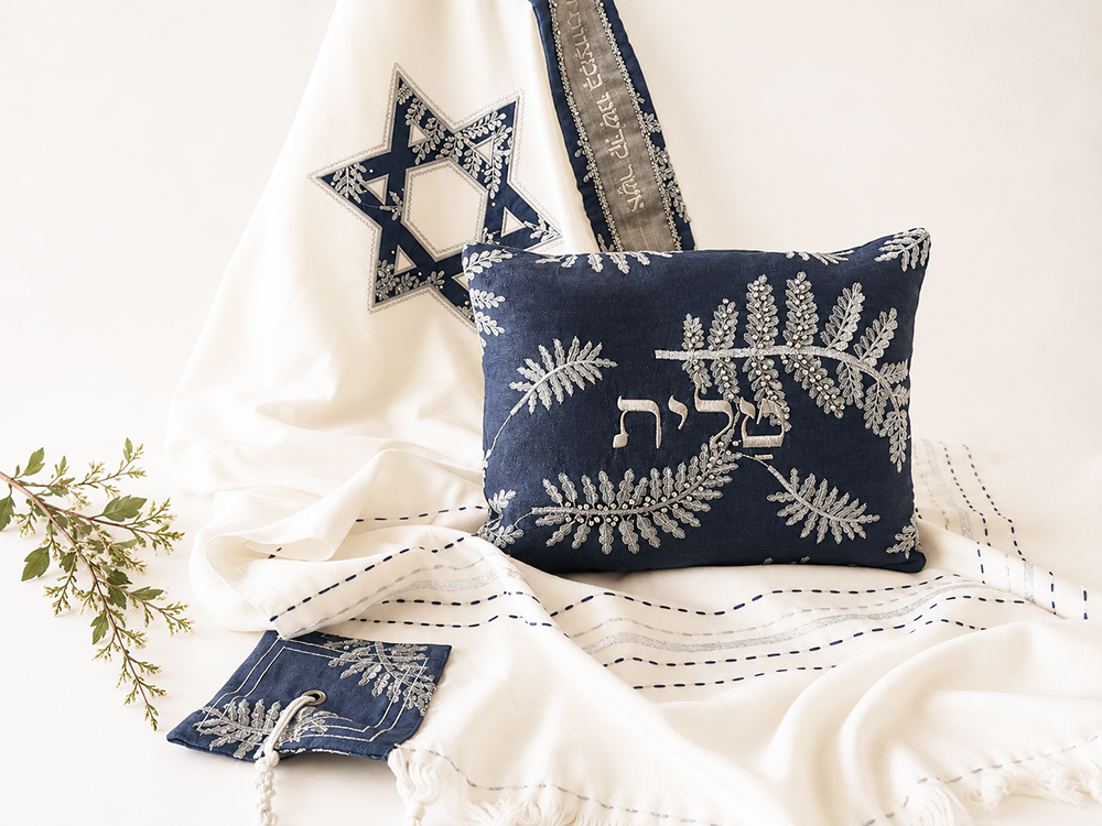 "וְנָתְנוּ עַל צִיצִת הַכָּנָף פְּתִיל תְּכֵלֶת" – טלית בעטרת בד משי כחול וכסף, מעוטרת במגן דוד, רקמת עלים, חרוזי כסף, אבני סברובסקי ואבנים טובות – תמונה 7