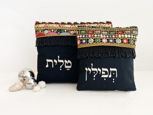 "שְׁלַל צְבָעִים רִקְמָה צֶבַע " – מערכת תיקים לטלית ותפילין בשילוב רקמות אתניות, וגדילי חרוזים.