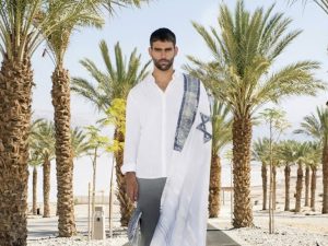 "וְקִצֵּץ פְּתִילִם לַעֲשׂוֹת בְּתוֹךְ הַתְּכֵלֶת" - טלית בעטרת בד משי כחול וכסף ברקמת עלים מעוטר רקמת חרוזי כסף אבני סברובסקי ואבנים טובות