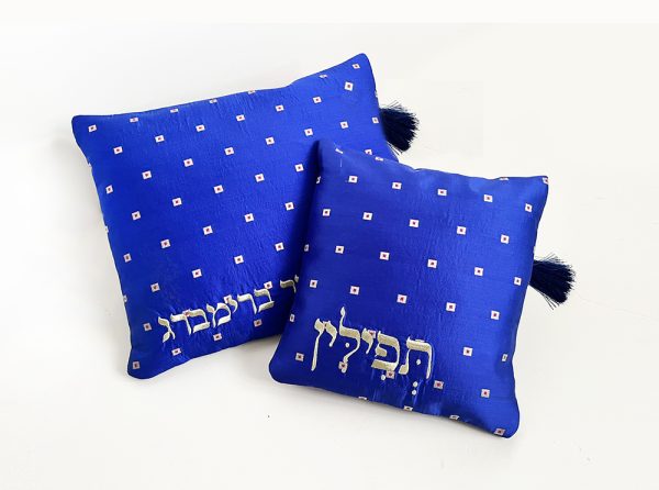⁦"אֶת הַזָּהָב, וְאֶת הַתְּכֵלֶת, וְאֶת הָאַרְגָּמָן" – תיקי משי טאפט מהודרים לטלית ותפילין בדיגום זהב וארגמן⁩ – תמונה ⁦10⁩