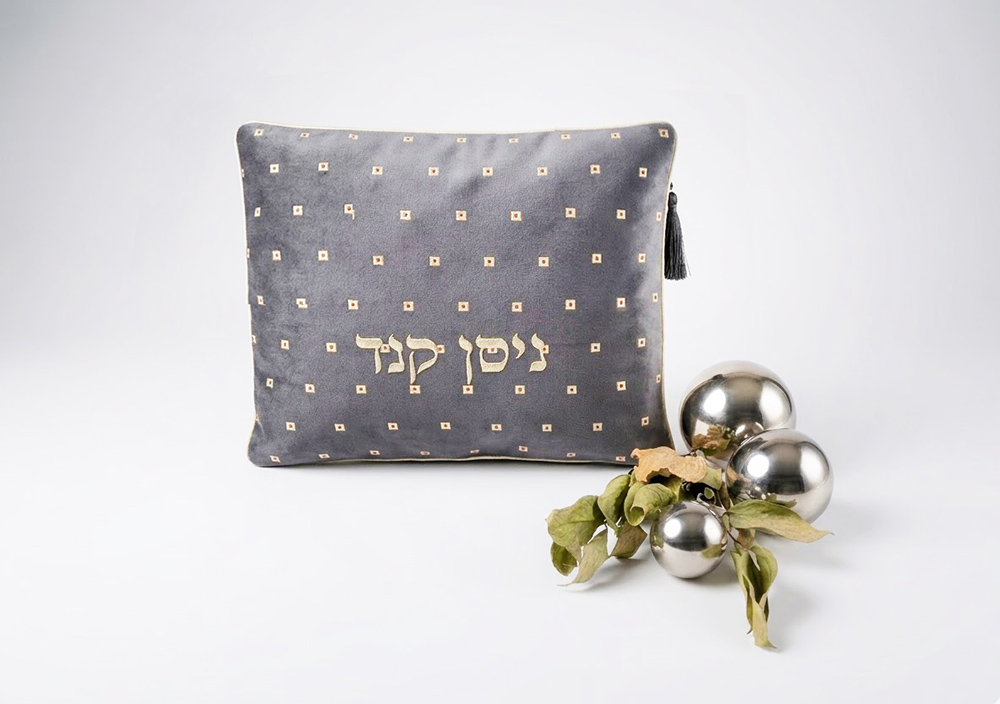 "אֶת הַזָּהָב, וְאֶת הַתְּכֵלֶת, וְאֶת הָאַרְגָּמָן" – תיקי משי טאפט מהודרים לטלית ותפילין בדיגום זהב וארגמן – תמונה 11