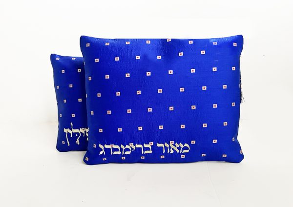 ⁦"אֶת הַזָּהָב, וְאֶת הַתְּכֵלֶת, וְאֶת הָאַרְגָּמָן" – תיקי משי טאפט מהודרים לטלית ותפילין בדיגום זהב וארגמן⁩ – תמונה ⁦9⁩