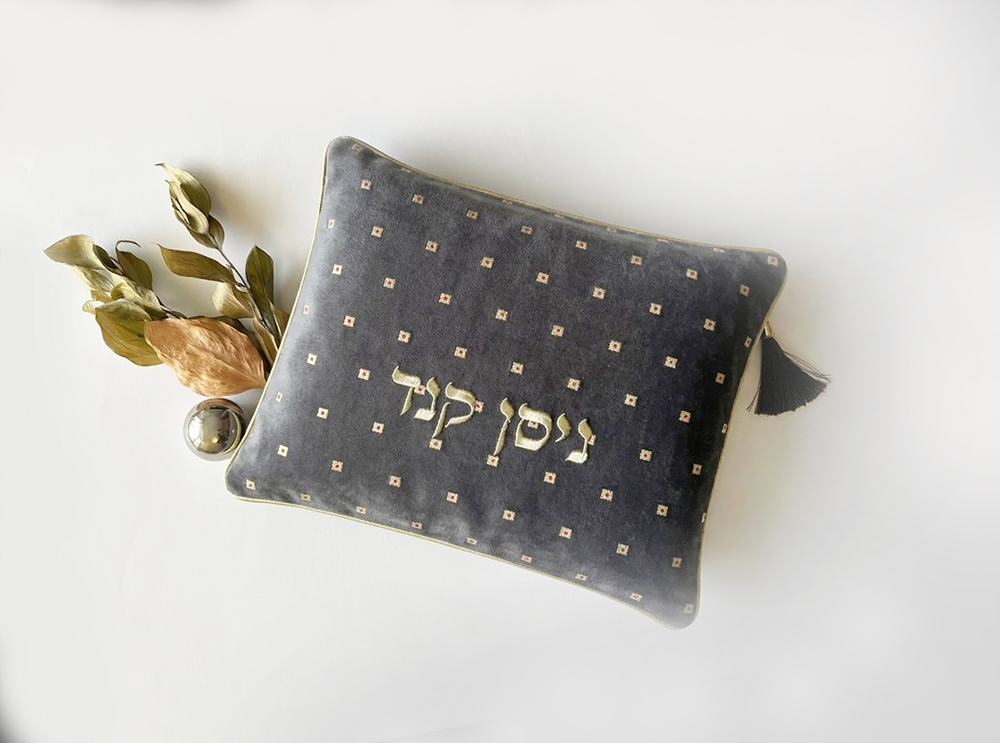 "אֶת הַזָּהָב, וְאֶת הַתְּכֵלֶת, וְאֶת הָאַרְגָּמָן" – תיקי משי טאפט מהודרים לטלית ותפילין בדיגום זהב וארגמן – תמונה 12