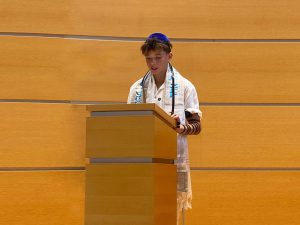 "שְׁמַע יִשְׂרָאֵל, ה' אֱלהֵינוּ, ה' אֶחָד" – טלית "שמע ישראל" מעוטרת חרוזים, עטרה אלגנטית וארבע כנפות עם בד ברוקד תואם