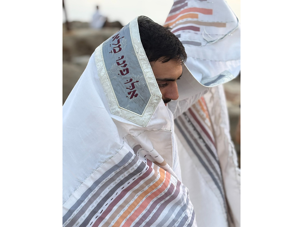 טלית "אילו פינו מלא שירה" – יצירת אמנות אישית מהים אל הבד - טלית צמר רחלים בדפוסים ורקמות – תמונה 3