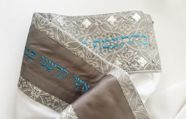 ⁦"בְּהִתְעַטֵּף עָלַי נַפְשִׁי אֶת ה' זָכָרְתִּי" - טלית מהודרת בשילוב ברוקד בתי אבן מכסף ואבני סברובסקי ועיטורי כסף טהור⁩ – תמונה ⁦4⁩