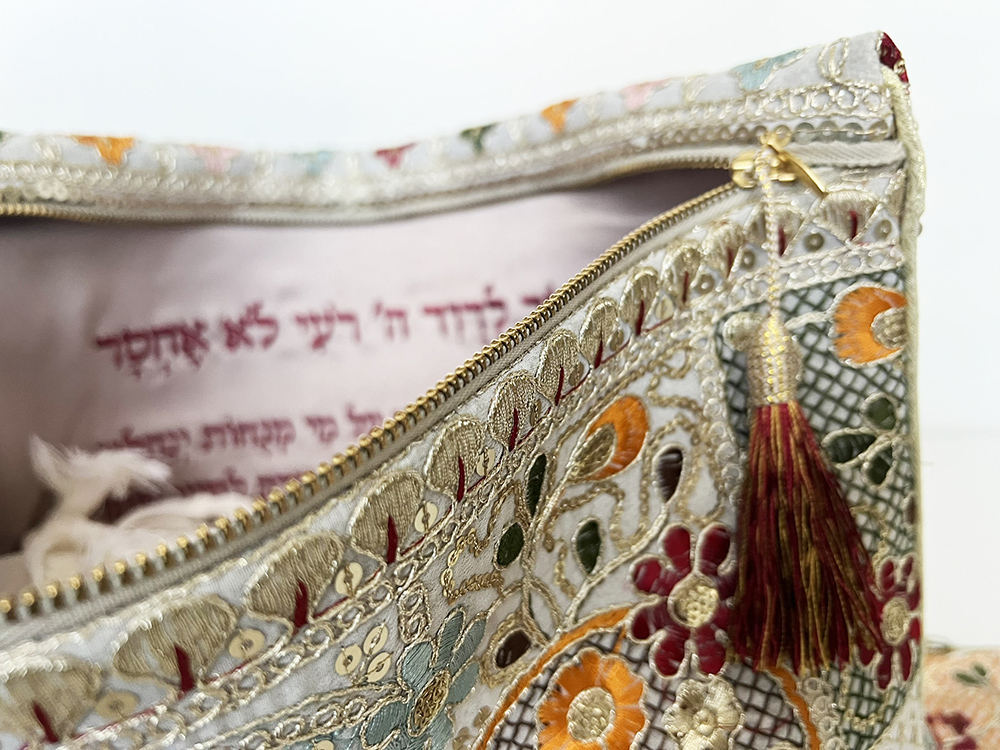"מזמור לדוד" – מערכת תיק לטלית וארנק צדקה ברקמה אתנית מלכותית – תמונה 6
