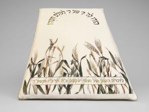 כרית ברית "הודו לה'" – הדפס שיבולים, הטבעת זהב ושיבוץ אבנים