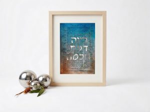 יצירה טקסטילית בעיצוב אישי בדפוס כסף ורקע צבעוני