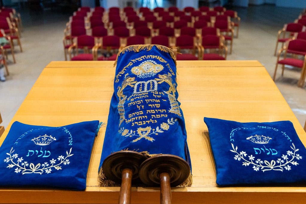תיקי הטלית וספר התורה של משפחת גולדנברג