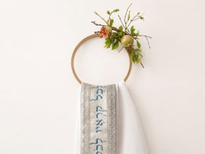 ״קָרוֹב ה׳ לְכָל קֹרְאָיו״ – טלית צמר מהודרת עם עטרה רקומה
